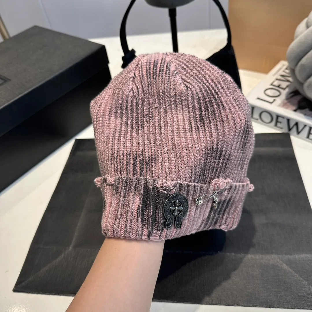 P60 Crow Heart Autumn and Winter Wool Knitted Beanie This must be the favorite of minimalism. It is clean, neat, fashionable and versatile, and will definitely not be picky about your face shape! A fashionable classic that lasts forever! Fashionable black and white can be purchased together